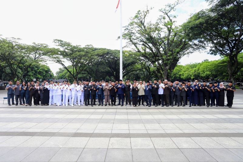 Pimpinan DPRD Kota Bandung menghadiri pelantikan dan pengambilan sumpah janji jabatan pegawai negeri sipil, di Plaza Balai Kota Bandung, Rabu, 24 Desember 2025. Satria/Humpro DPRD Kota Bandung.