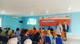 Salah seorang narsum menjelaskan tips and tips menjalankan bisnis bagi UMKM pemula di Sharing Session yang diinisiasi oleh IKWI Jabar. PJ/Irma