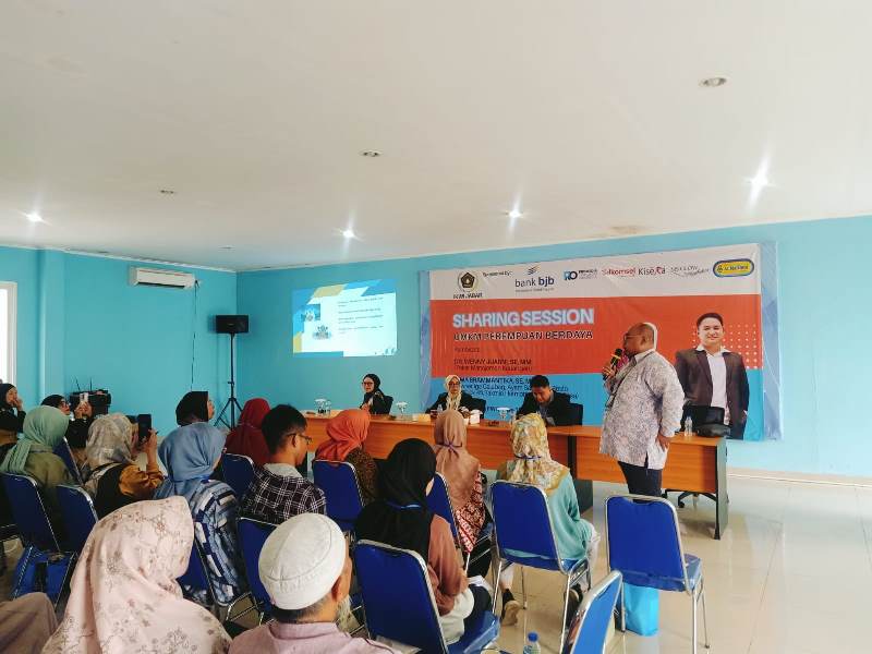 Salah seorang narsum menjelaskan tips and tips menjalankan bisnis bagi UMKM pemula di Sharing Session yang diinisiasi oleh IKWI Jabar. PJ/Irma