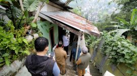 Wali Kota Bandung M. Farhan meninjau rumah di RW 5 Cieumbeluit Cidadap yang rawan longsor akibat pondasi bergeser. PJ/Dok