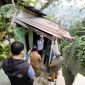 Wali Kota Bandung M. Farhan meninjau rumah di RW 5 Cieumbeluit Cidadap yang rawan longsor akibat pondasi bergeser. PJ/Dok