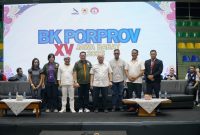 La Nyalla berpose bersama para Pengprov Cabor Muaythai usai membuka BK Porprov di Gor Koni Kota Bandung.