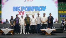 La Nyalla berpose bersama para Pengprov Cabor Muaythai usai membuka BK Porprov di Gor Koni Kota Bandung.