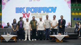 La Nyalla berpose bersama para Pengprov Cabor Muaythai usai membuka BK Porprov di Gor Koni Kota Bandung.