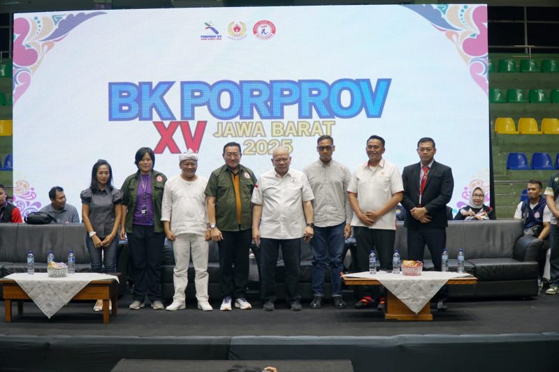 La Nyalla berpose bersama para Pengprov Cabor Muaythai usai membuka BK Porprov di Gor Koni Kota Bandung.