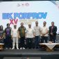 La Nyalla berpose bersama para Pengprov Cabor Muaythai usai membuka BK Porprov di Gor Koni Kota Bandung.