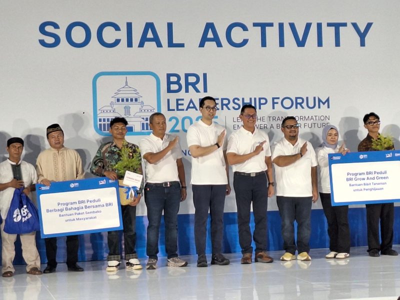 Melalui BRI Peduli, menyerahkan 3000 bibit tanaman dan Bagikan 5.000 Paket Sembako di Kiara Artha Park, Bandung, Jumat 5 Desember 2025. PJ/Dok