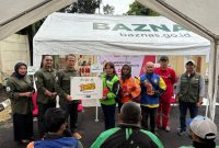 Ratusan tukang ojek online mengikuti program servis motor gratis yang digagas Baznas Jabar. Tampak pimpinan Baznas memberikan souvenir kepada salah satu driver ojol. PJ/Dok