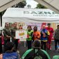 Ratusan tukang ojek online mengikuti program servis motor gratis yang digagas Baznas Jabar. Tampak pimpinan Baznas memberikan souvenir kepada salah satu driver ojol. PJ/Dok
