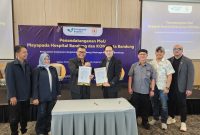 Ketua Umum KONI Kota Bandung (kiri) Dr. Nuryadi M.Pd dan Direktur Mayapada Hospital usai MoU terkait kesehatan atlet. PJ/Joel