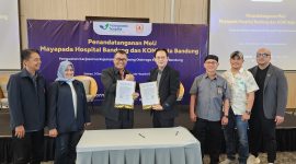 Ketua Umum KONI Kota Bandung (kiri) Dr. Nuryadi M.Pd dan Direktur Mayapada Hospital usai MoU terkait kesehatan atlet. PJ/Joel