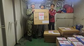 PT Len Industri menyerahkan PLTS Portable berkapasitas 100 W dan 200 W  kepada Kemenhan diwakili Letkol Erya Rahman Hakim di Pangkalan Kolinlamil (Komando Lintas Laut Militer) Jakarta, untuk dikirim ke Sumatera via KRI Surabaya-591. PJ/Dok