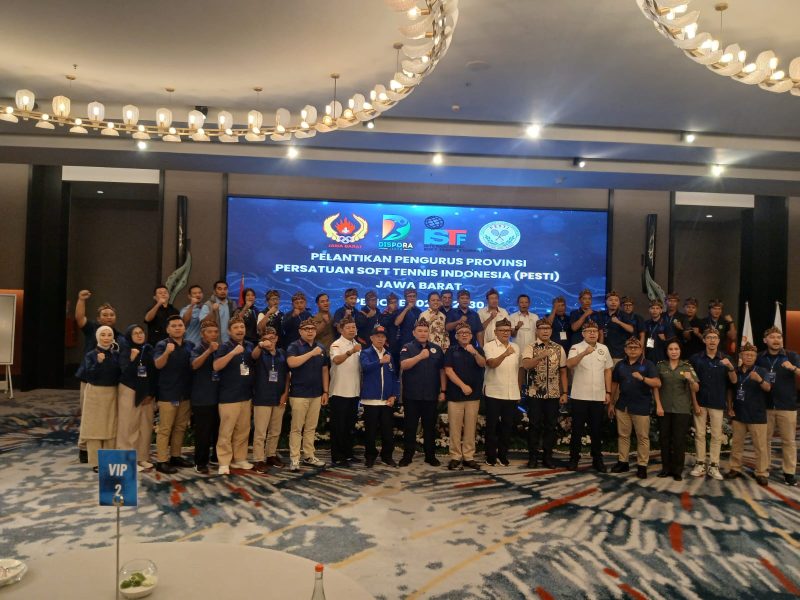Ketua Umum Pengurus Pusat Persatuan Soft Tennis Indonesia (PP PESTI), Brigadir Jenderal (Brigjen) Dr. Awal Chairuddin melantik Andy KR Garna sebagai Ketua Umum Pengprov PESTI Jabar. Usai pelantikan, foto bersama para pengurus dan KONI Jabar. PJ/Joel