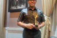 Edwin Senjaya menerima penghargaan di Anugerah Insan Pencak Silat dari Komite Pencak Silat Tradisi Indonesia (KPSTI) di Taman Mini Indonesia Indah, Jakarta, Minggu, 14 Desember 2025. PJ/Dok