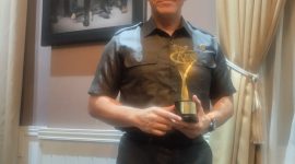 Edwin Senjaya menerima penghargaan di Anugerah Insan Pencak Silat dari Komite Pencak Silat Tradisi Indonesia (KPSTI) di Taman Mini Indonesia Indah, Jakarta, Minggu, 14 Desember 2025. PJ/Dok