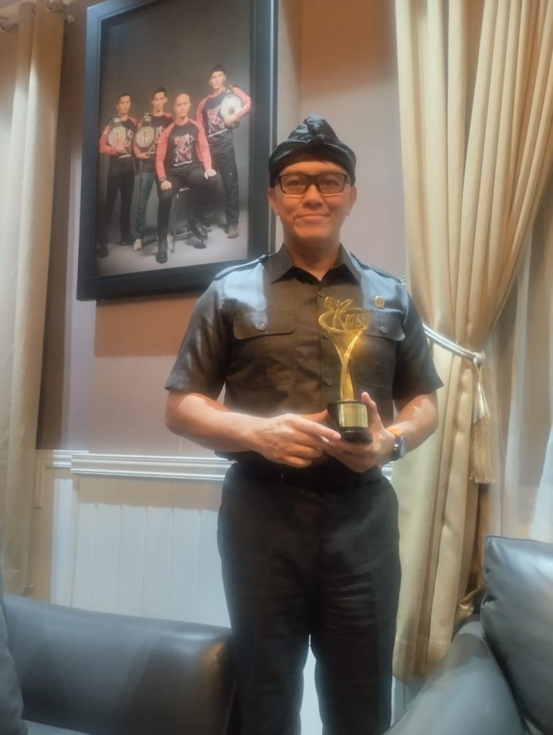 Edwin Senjaya menerima penghargaan di Anugerah Insan Pencak Silat dari Komite Pencak Silat Tradisi Indonesia (KPSTI) di Taman Mini Indonesia Indah, Jakarta, Minggu, 14 Desember 2025. PJ/Dok
