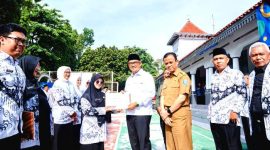 Neni Siti Zakiyah menerima apresiasi dari Wali Kota Bandung karen berhasil menjadi Juara 1 ASN Inspiratif 2025. PJ/Dok