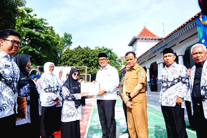 Neni Siti Zakiyah menerima apresiasi dari Wali Kota Bandung karen berhasil menjadi Juara 1 ASN Inspiratif 2025. PJ/Dok
