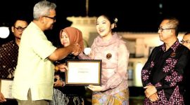 Ghia saat menerima Anugerah Kebudayaan Kota Bandung 2025 dari Walu Kota Bandung M. Farhan. PJ/Dok