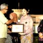 Ghia saat menerima Anugerah Kebudayaan Kota Bandung 2025 dari Walu Kota Bandung M. Farhan. PJ/Dok