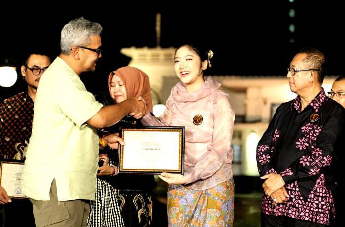Ghia saat menerima Anugerah Kebudayaan Kota Bandung 2025 dari Walu Kota Bandung M. Farhan. PJ/Dok