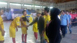 Wagub Erwan menyalami para pemain futsal pelajar Proton Super Cup 2025. PJ/Joel
