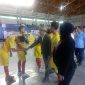 Wagub Erwan menyalami para pemain futsal pelajar Proton Super Cup 2025. PJ/Joel