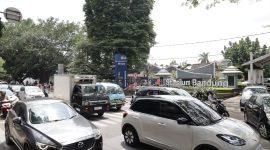 Kepadatang kendaraan di Stasiun Bandung. KAI Daop 2 menghimbau pelanggan untuk datang lebih awal guna menghindari kemacetan. PJ/Dok