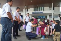 Direktur Utama PT KAI Bobby Rasyidin menyapa seorang anak dan memberikan cinderamata saat meninjau posko Nataru di stasiun daop 2 Bandung. PJ/Dok