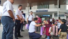Direktur Utama PT KAI Bobby Rasyidin menyapa seorang anak dan memberikan cinderamata saat meninjau posko Nataru di stasiun daop 2 Bandung. PJ/Dok