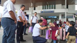 Direktur Utama PT KAI Bobby Rasyidin menyapa seorang anak dan memberikan cinderamata saat meninjau posko Nataru di stasiun daop 2 Bandung. PJ/Dok