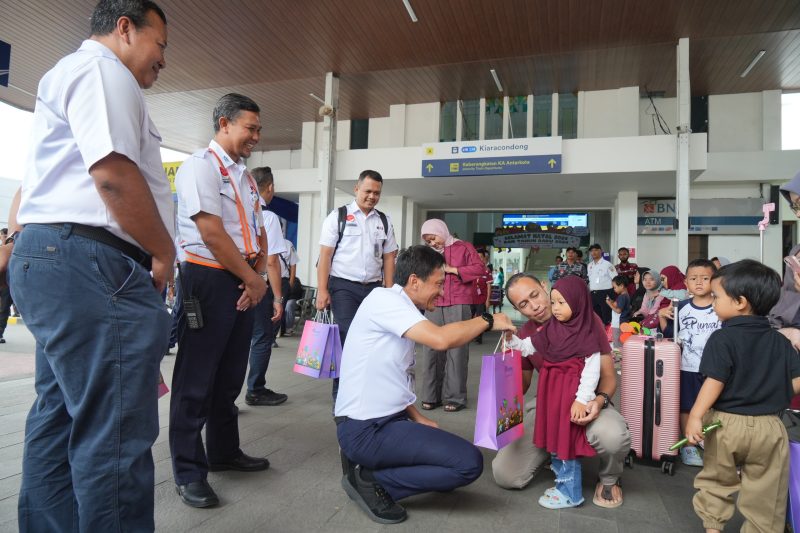 Direktur Utama PT KAI Bobby Rasyidin menyapa seorang anak dan memberikan cinderamata saat meninjau posko Nataru di stasiun daop 2 Bandung. PJ/Dok
