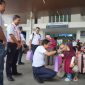 Direktur Utama PT KAI Bobby Rasyidin menyapa seorang anak dan memberikan cinderamata saat meninjau posko Nataru di stasiun daop 2 Bandung. PJ/Dok