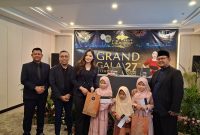 Manajemen L'Eminance Golf & Resort berpose bersama anak yatim disela Grand Opening, Sabtu (27/12/2025). PJ) Mal