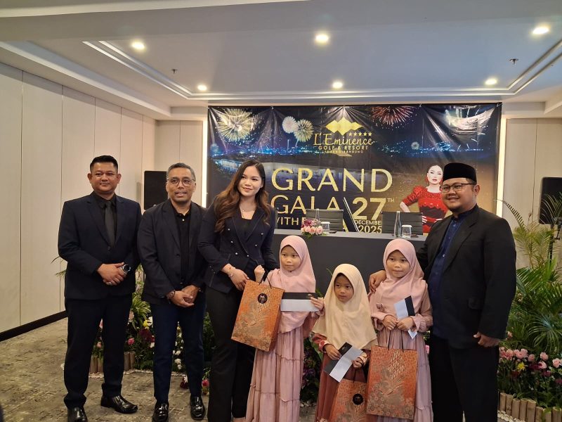 Manajemen L'Eminance Golf & Resort berpose bersama anak yatim disela Grand Opening, Sabtu (27/12/2025). PJ) Mal