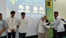 Ketum KAMABA Zulmauli Bahri menyerahkan bantuan ke salah satu mahasiswa korban banjir Aceh, disela Dizikir Akbar Peringatan 21 Tahun Tsunami. PJ/Dok