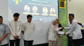 Ketum KAMABA Zulmauli Bahri menyerahkan bantuan ke salah satu mahasiswa korban banjir Aceh, disela Dizikir Akbar Peringatan 21 Tahun Tsunami. PJ/Dok