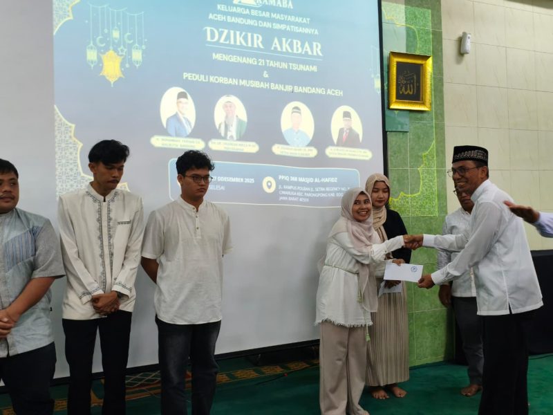 Ketum KAMABA Zulmauli Bahri menyerahkan bantuan ke salah satu mahasiswa korban banjir Aceh, disela Dizikir Akbar Peringatan 21 Tahun Tsunami. PJ/Dok