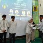 Ketum KAMABA Zulmauli Bahri menyerahkan bantuan ke salah satu mahasiswa korban banjir Aceh, disela Dizikir Akbar Peringatan 21 Tahun Tsunami. PJ/Dok