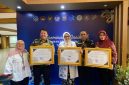 Jabar Sabet Penghargaan PK 25, tampak Siska Gerfianti (tengah) dan Kaper BKKBN Jabar Ahmad Roswandi (kedua kiri) saat menerima penghargaa. PJ/Dok