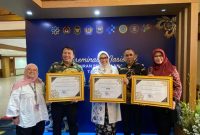 Jabar Sabet Penghargaan PK 25, tampak Siska Gerfianti (tengah) dan Kaper BKKBN Jabar Ahmad Roswandi (kedua kiri) saat menerima penghargaa. PJ/Dok