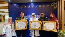 Jabar Sabet Penghargaan PK 25, tampak Siska Gerfianti (tengah) dan Kaper BKKBN Jabar Ahmad Roswandi (kedua kiri) saat menerima penghargaa. PJ/Dok