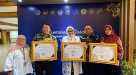 Jabar Sabet Penghargaan PK 25, tampak Siska Gerfianti (tengah) dan Kaper BKKBN Jabar Ahmad Roswandi (kedua kiri) saat menerima penghargaa. PJ/Dok