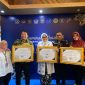 Jabar Sabet Penghargaan PK 25, tampak Siska Gerfianti (tengah) dan Kaper BKKBN Jabar Ahmad Roswandi (kedua kiri) saat menerima penghargaa. PJ/Dok