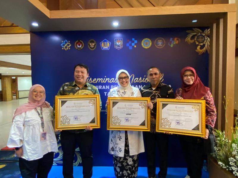 Jabar Sabet Penghargaan PK 25, tampak Siska Gerfianti (tengah) dan Kaper BKKBN Jabar Ahmad Roswandi (kedua kiri) saat menerima penghargaa. PJ/Dok