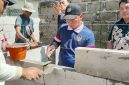 Menteri Wihaji dan Kaper BKKBN Jabar Dadi Roswandi gotong royong bedah rumah di Desa Nagrak Kabupaten Bogor, Selasa (1/12/2025). PJ/Dok