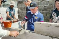 Menteri Wihaji dan Kaper BKKBN Jabar Dadi Roswandi gotong royong bedah rumah di Desa Nagrak Kabupaten Bogor, Selasa (1/12/2025). PJ/Dok