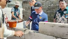 Menteri Wihaji dan Kaper BKKBN Jabar Dadi Roswandi gotong royong bedah rumah di Desa Nagrak Kabupaten Bogor, Selasa (1/12/2025). PJ/Dok