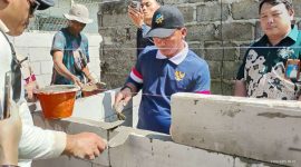 Menteri Wihaji dan Kaper BKKBN Jabar Dadi Roswandi gotong royong bedah rumah di Desa Nagrak Kabupaten Bogor, Selasa (1/12/2025). PJ/Dok