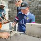 Menteri Wihaji dan Kaper BKKBN Jabar Dadi Roswandi gotong royong bedah rumah di Desa Nagrak Kabupaten Bogor, Selasa (1/12/2025). PJ/Dok